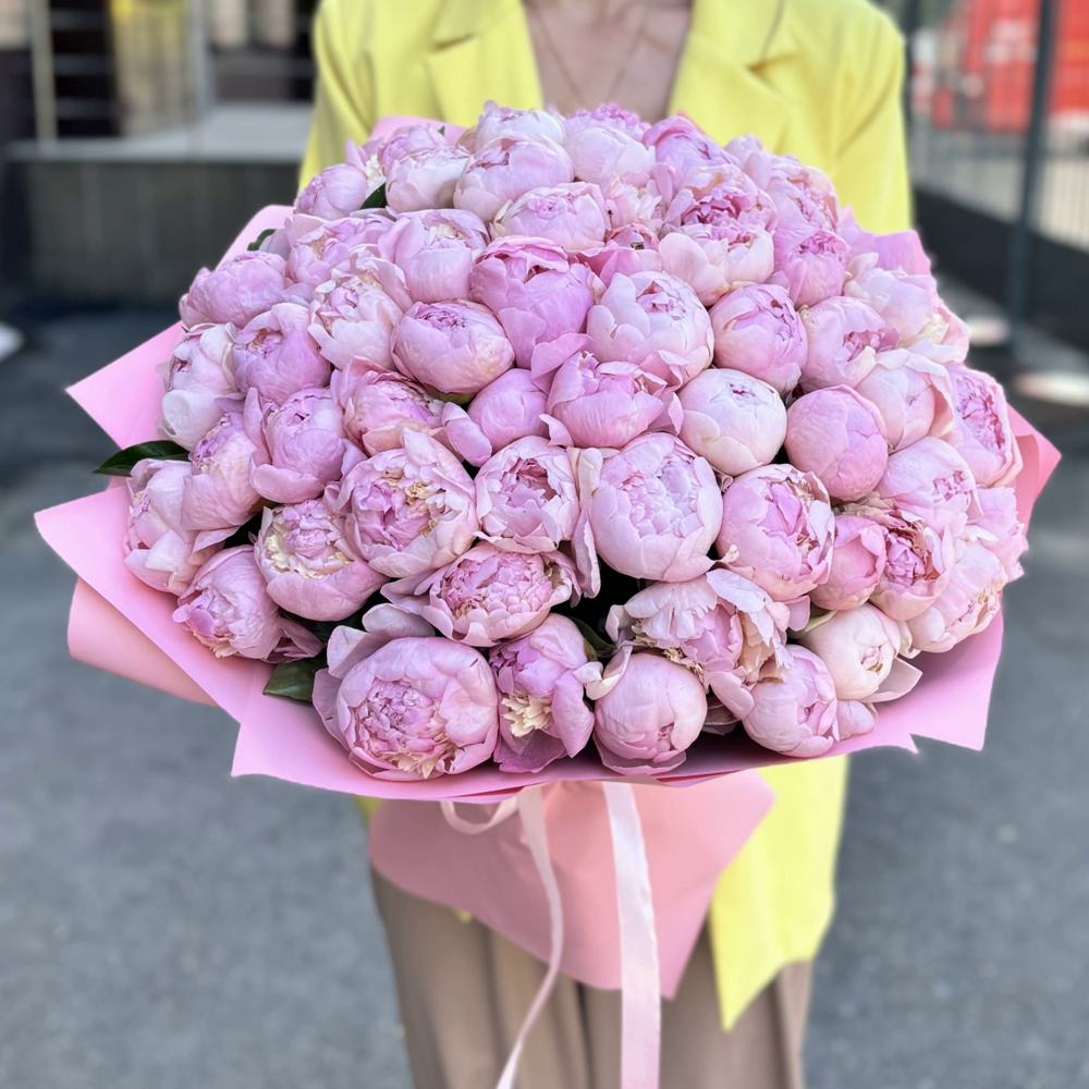 Букет из 51 нежно-розового пиона